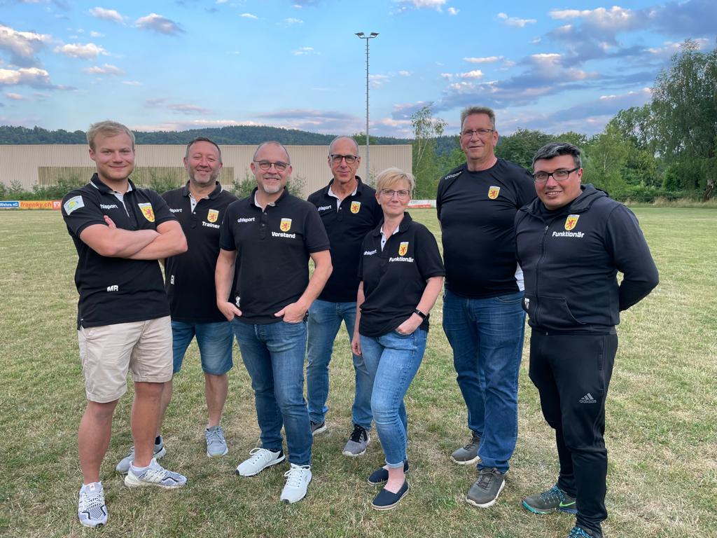 Vorstandschaft des JFV Region Laufenburg 2024 auf dem Sportplatz